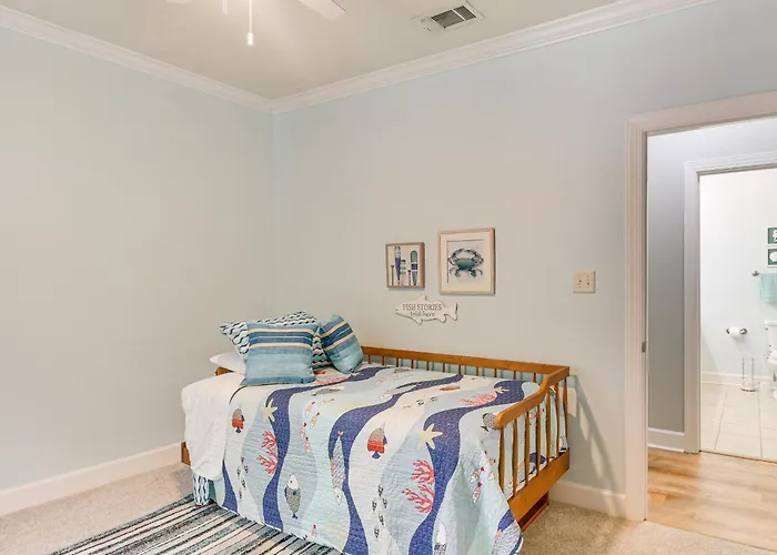 Snowbirds Welcome: Foley Condo W/ Pool Access